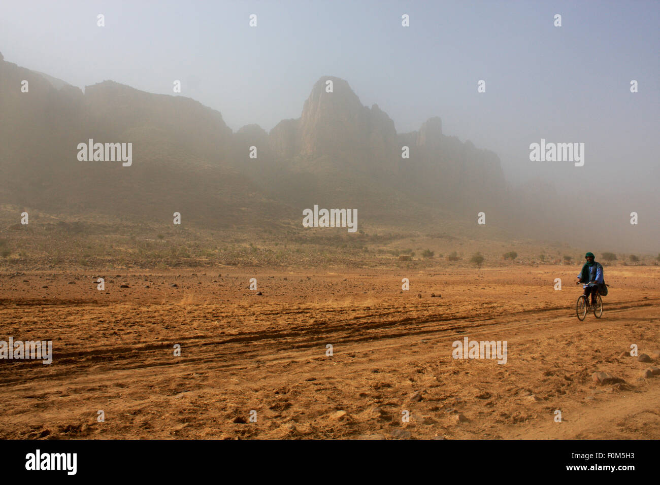 BANDIAGARA, MALI - 30 settembre 2008: l'uomo non identificato in bici nel deserto di Bandiagara nella regione di Mopti in Mali a settembre Foto Stock