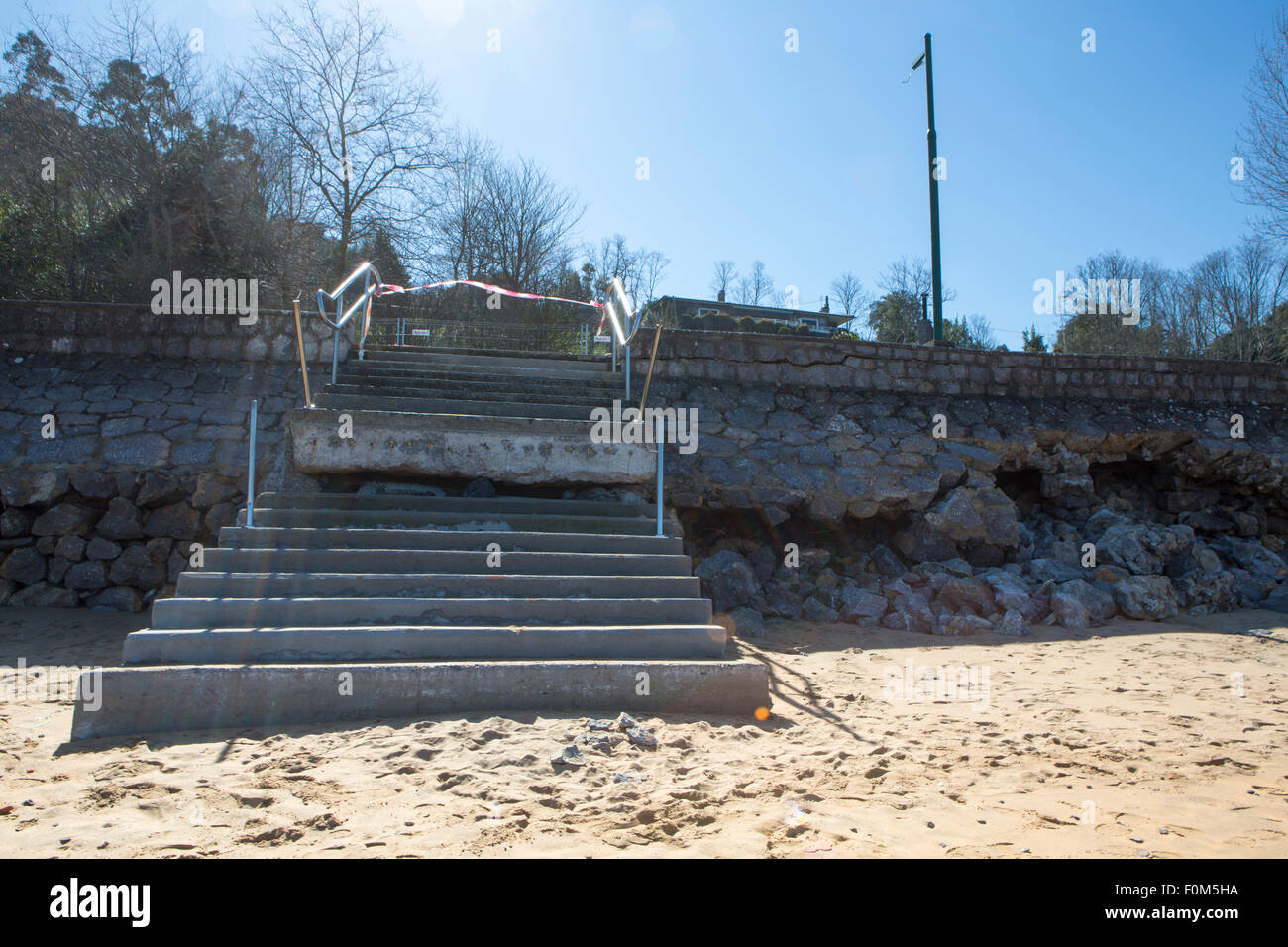 Architettura danneggiati all'ingresso alla spiaggia di Lekeitio, nei Paesi Baschi in Spagna nel 2014 dopo la tempesta di Christine. Foto Stock