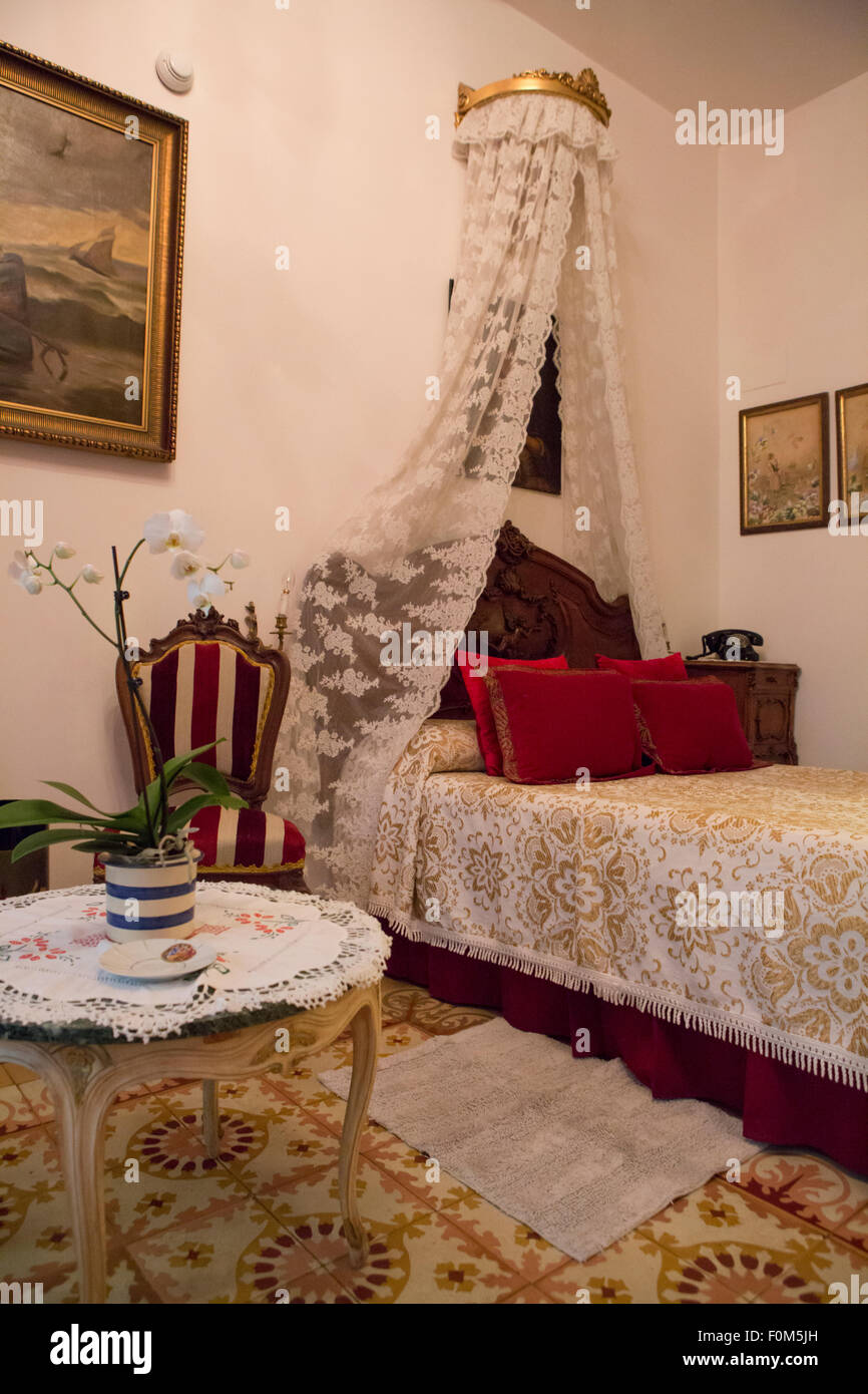 Classica e tradizionale spagnolo di lusso hotel stanza a Barcellona con tende  rosse e cuscini Foto stock - Alamy