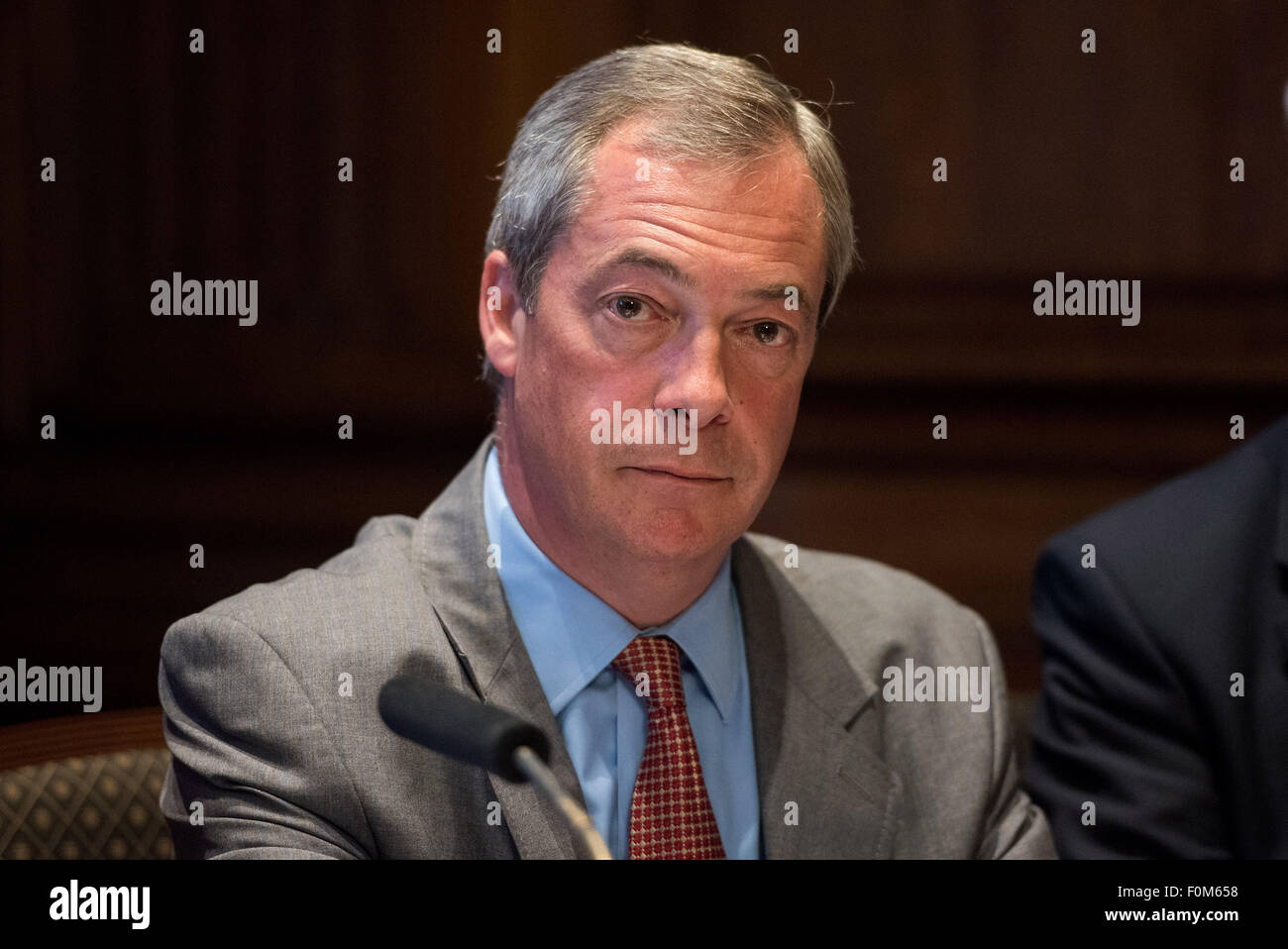 Leader UKIP Nigel Farage MEP con il UKIP MEP William Dartmouth, lancia un libello intitolato " La verità circa il commercio al di là della UE" scritto da William Dartmouth MEP ad una grande George Street. Dotato di: Nigel Farage dove: Londra, Regno Unito quando: 17 Giu 2015 Foto Stock