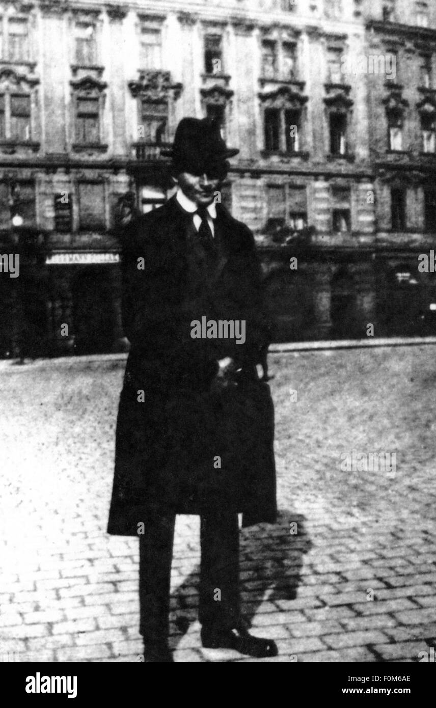 Kafka, Franz, 3.7.1883 - 3.6.1924, autore/scrittore austriaco, a tutta lunghezza, in Piazza della Città Vecchia, Praga, 1922, Foto Stock