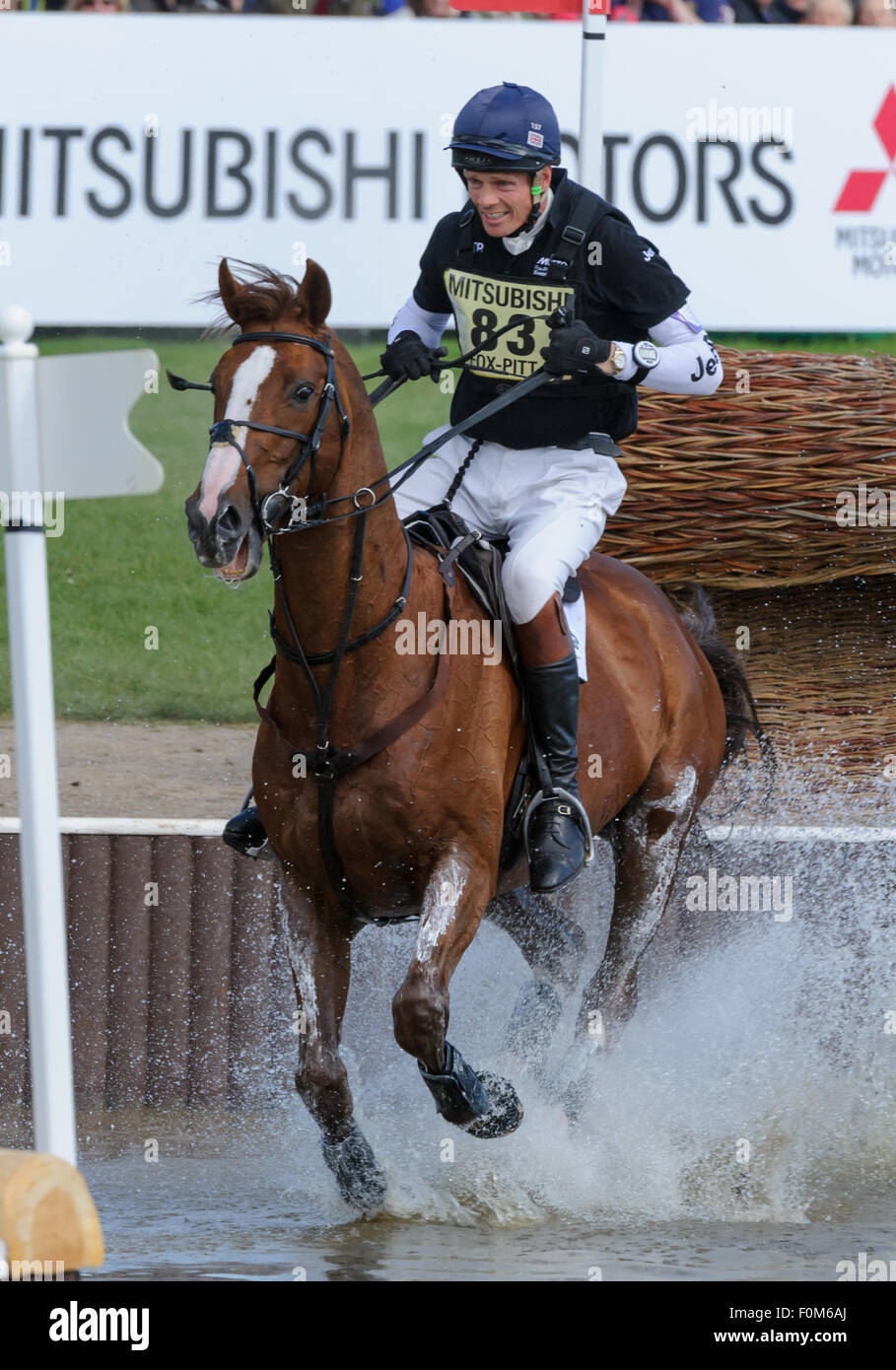 William Fox-Pitt e peperoncino mattina - cross country di fase - Mitsubishi Motors Badminton Horse Trials, Badminton House, sabato 9 maggio 2015. Foto Stock