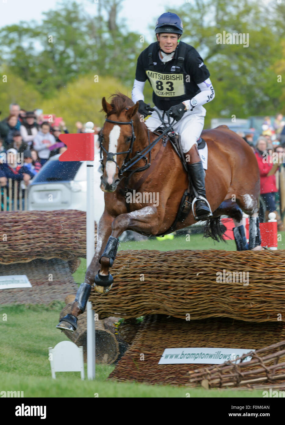 William Fox-Pitt e peperoncino mattina - cross country di fase - Mitsubishi Motors Badminton Horse Trials, Badminton House, sabato 9 maggio 2015. Foto Stock