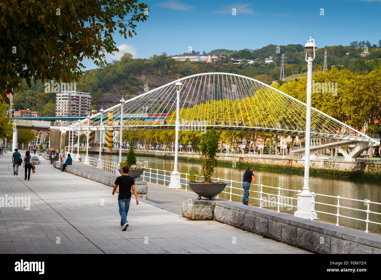 Fiume Nervion e Ponte Zubizuri. Bilbao. Golfo di Guascogna, Spagna, Europa. Foto Stock
