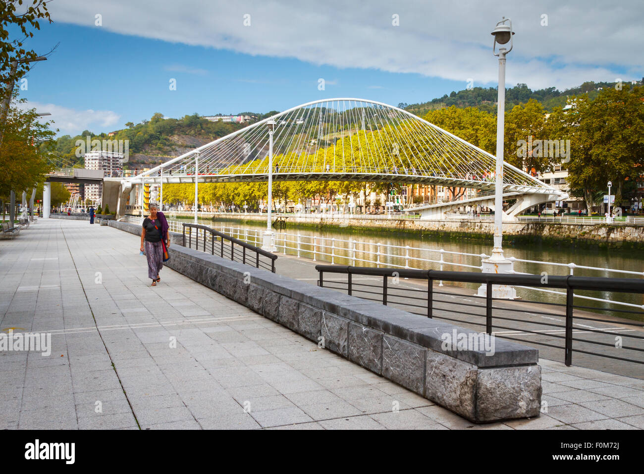 Fiume Nervion e Ponte Zubizuri. Bilbao. Golfo di Guascogna, Spagna, Europa. Foto Stock