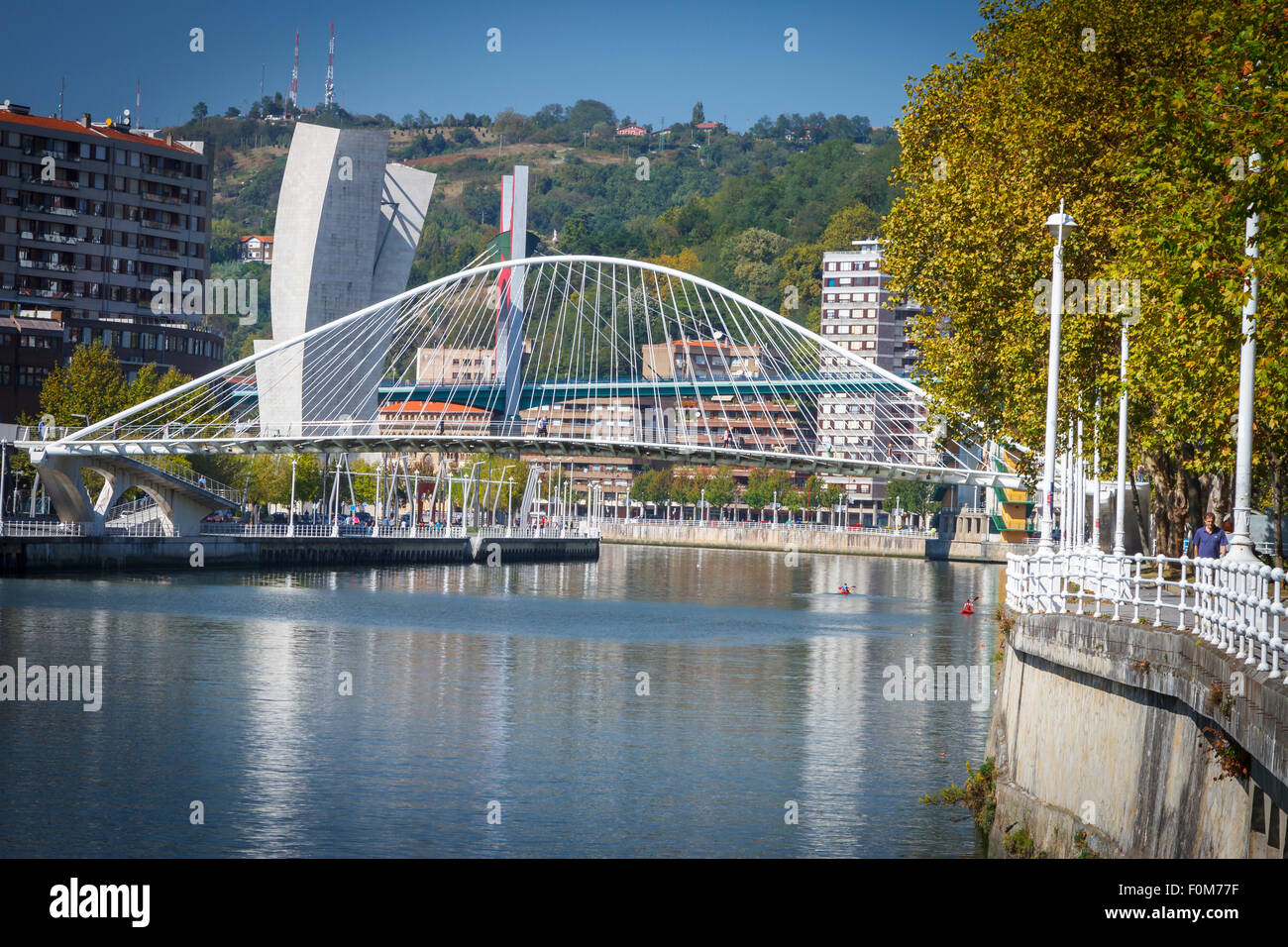 Fiume Nervion e Ponte Zubizuri. Bilbao. Golfo di Guascogna, Spagna, Europa. Foto Stock