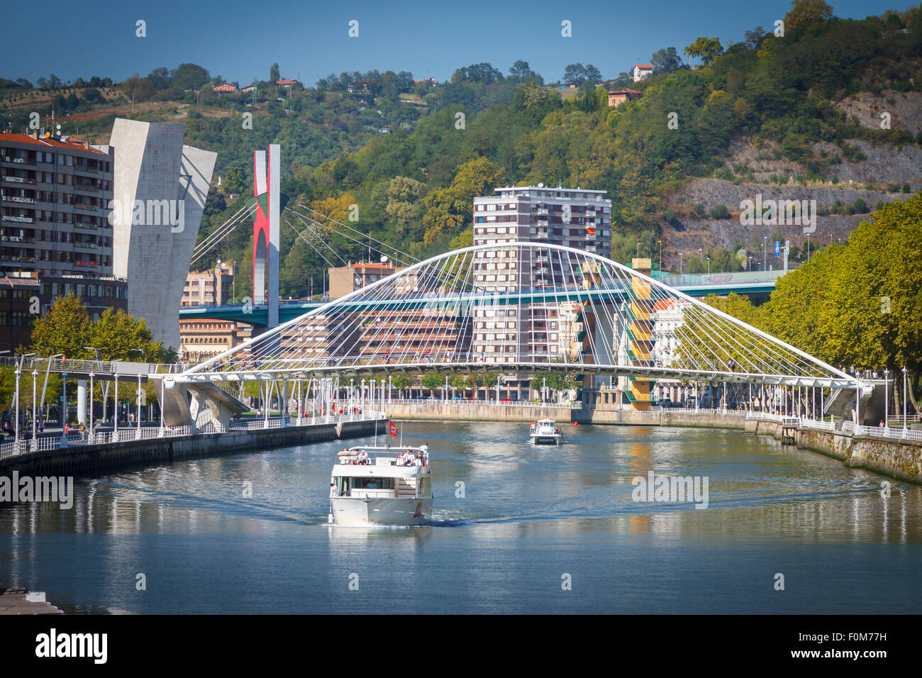 Fiume Nervion e Ponte Zubizuri. Bilbao. Golfo di Guascogna, Spagna, Europa. Foto Stock