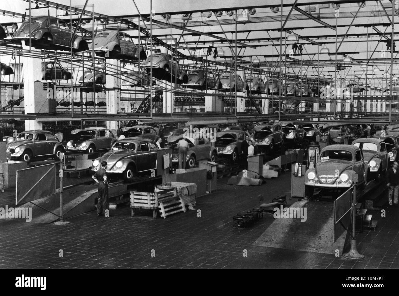 Industria, industria automobilistica, Volkswagen, Volkswagen stabilimento Wolfsburg, vista interna, montaggio finale di VW Beetle 1200, 1950, diritti aggiuntivi-clearences-non disponibile Foto Stock
