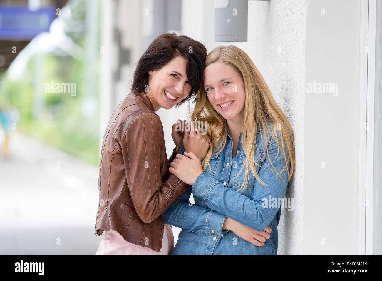 Due amiche ridere insieme e parlare Foto Stock