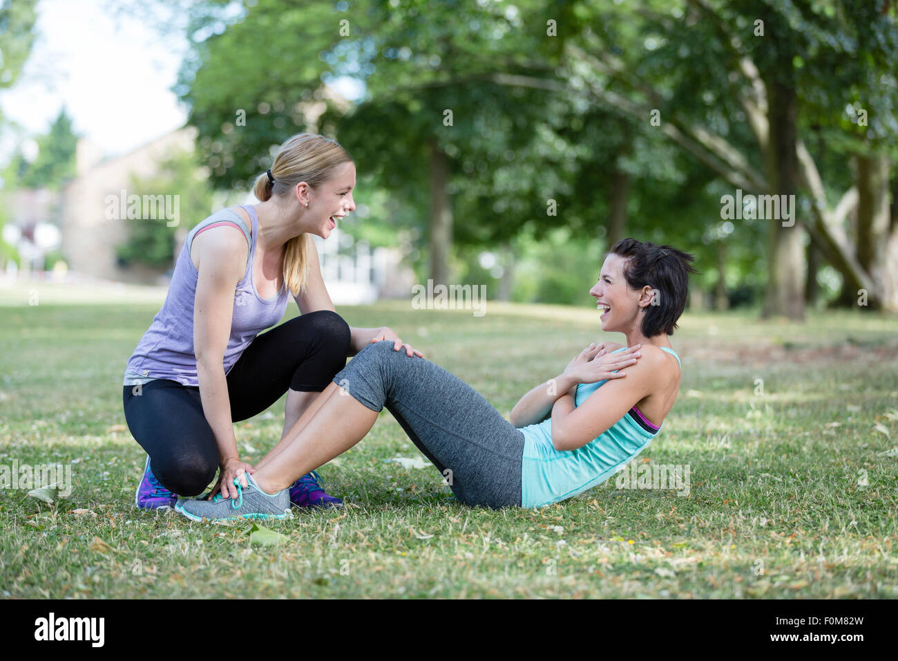Due donne durante la forza di formazione Foto Stock