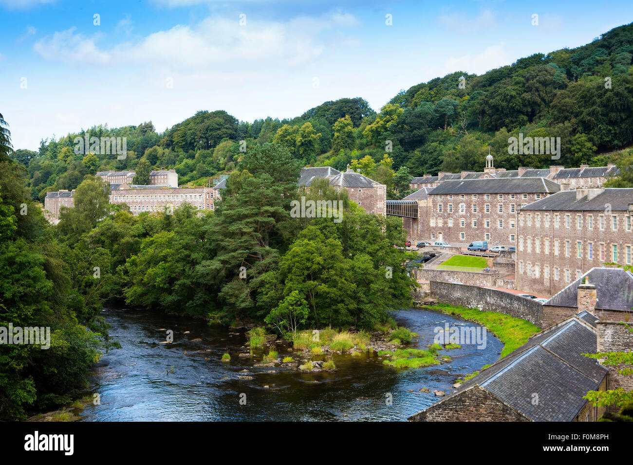 I mulini del New Lanark, sito patrimonio dell'umanità, costruito dall'industriale David Dale, Scozia, che mostra il fiume Clyde Foto Stock