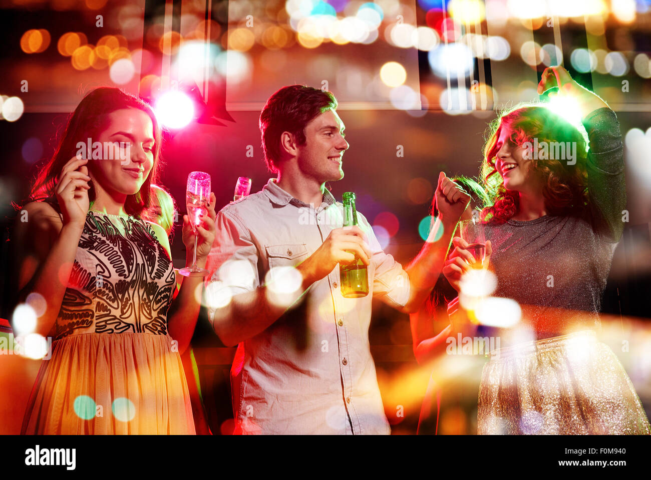 Amici sorridente con bicchieri di vino e birra in club Foto Stock