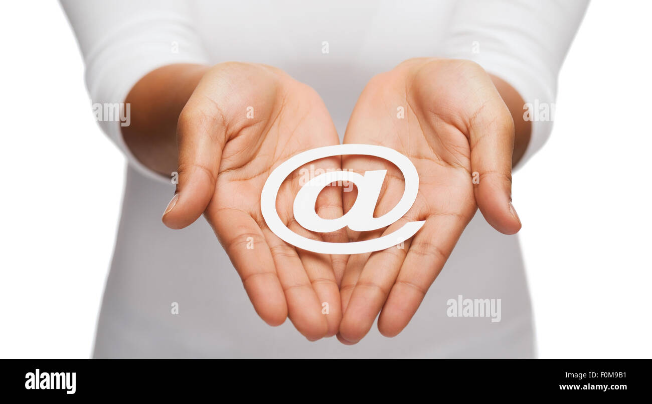 Womans mani a tazza che mostra e-mail segno di esclusione Foto Stock