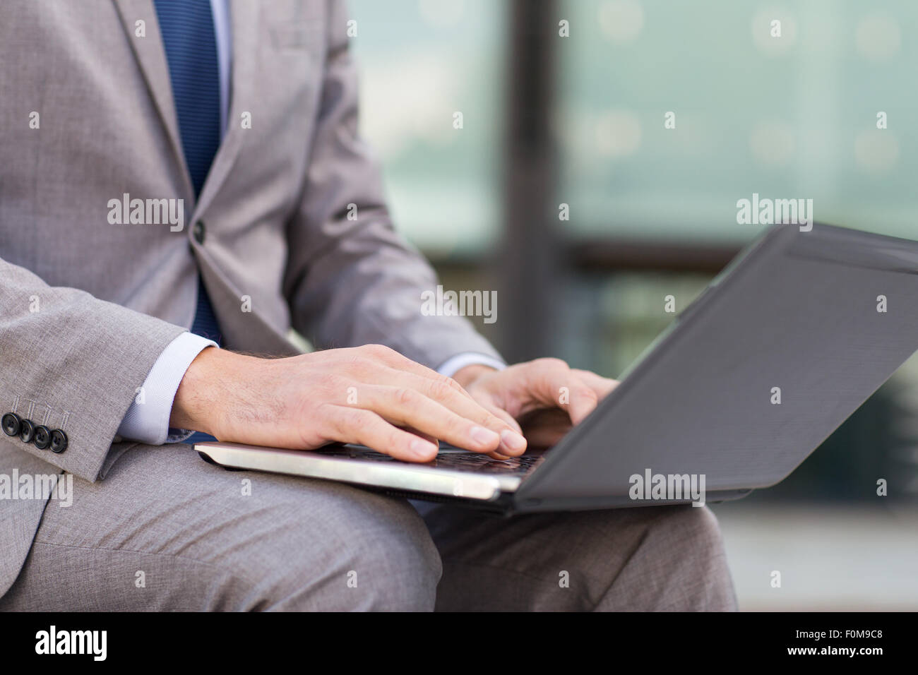 Close up dell uomo d affari con computer portatile in città Foto Stock