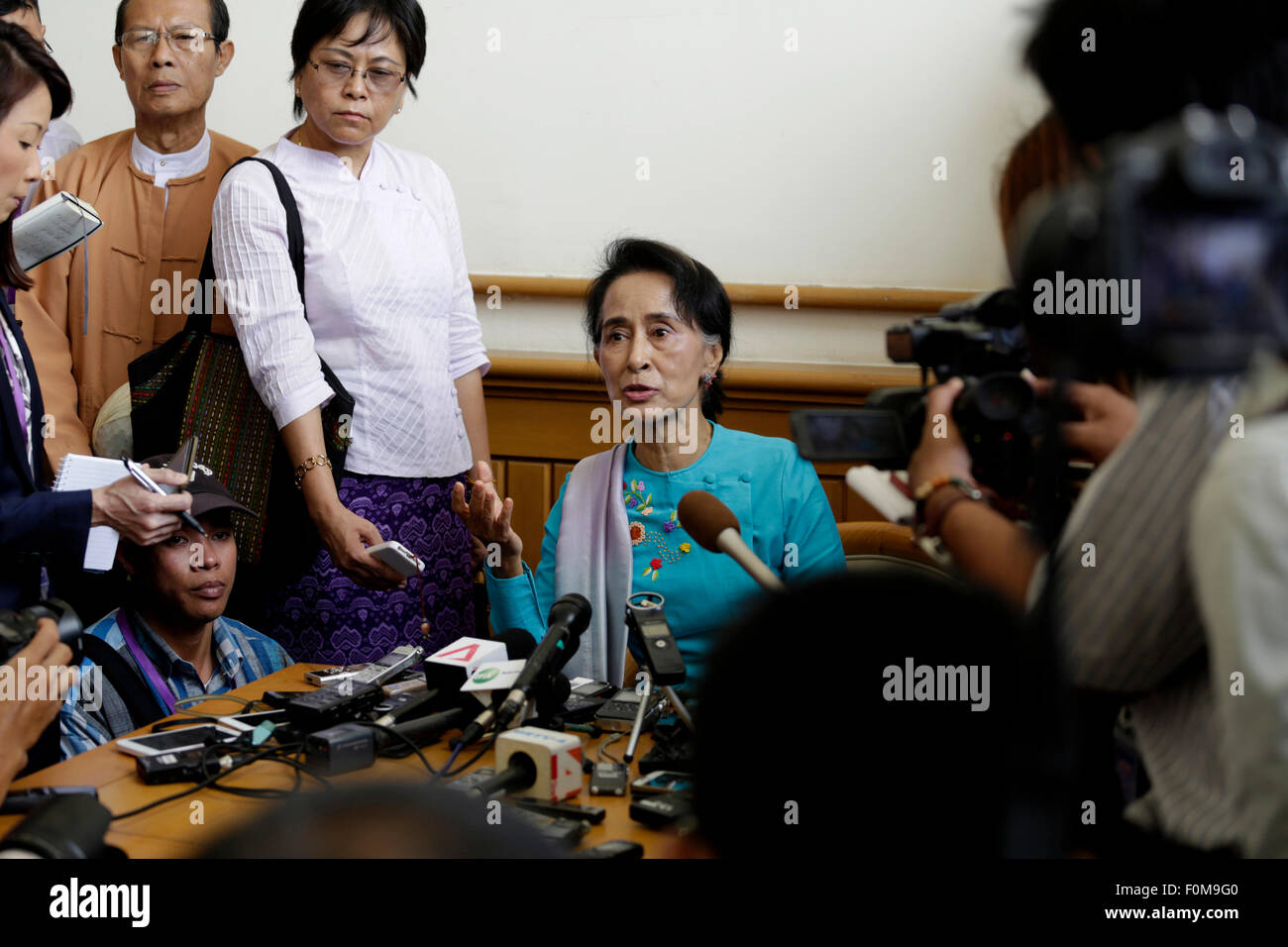 No Gen. Pyi Taw, Myanmar. 18 Agosto, 2015. Leader del Myanmar la Lega nazionale per la democrazia (NLD) di Aung San Suu Kyi (C) parla durante una conferenza stampa presso la Camera dei Rappresentanti (Casa inferiore) in Nay Gen. Pyi Taw, capitale del Myanmar, su agosto 18, 2015. Credito: U Aung/Xinhua/Alamy Live News Foto Stock