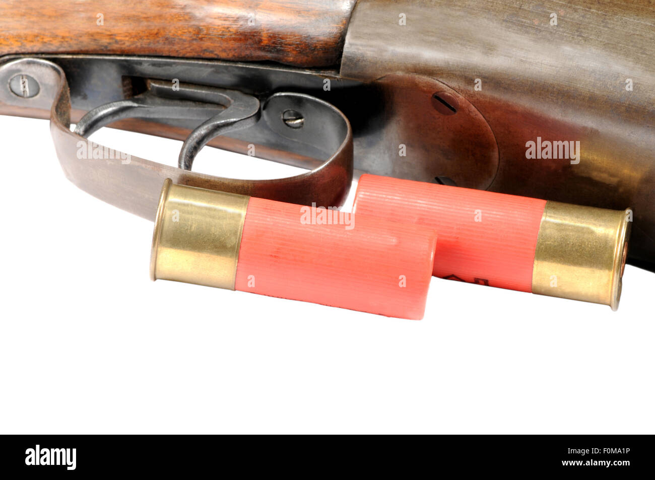 Ripresa macro di un fucile a pompa e serbatoi isolati su bianco Foto Stock