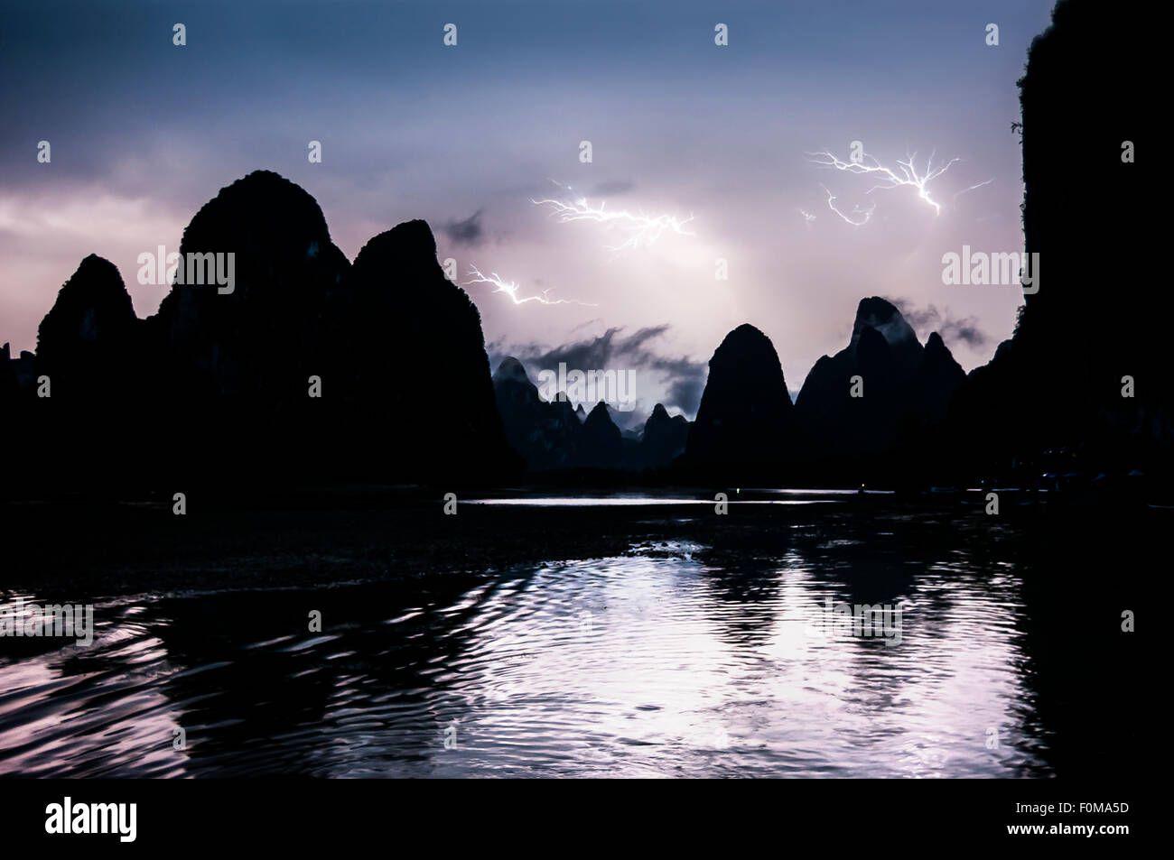 Un fulmine sul Fiume Li vicino a Yangshuo, provincia di Guangxi, Cina Foto Stock