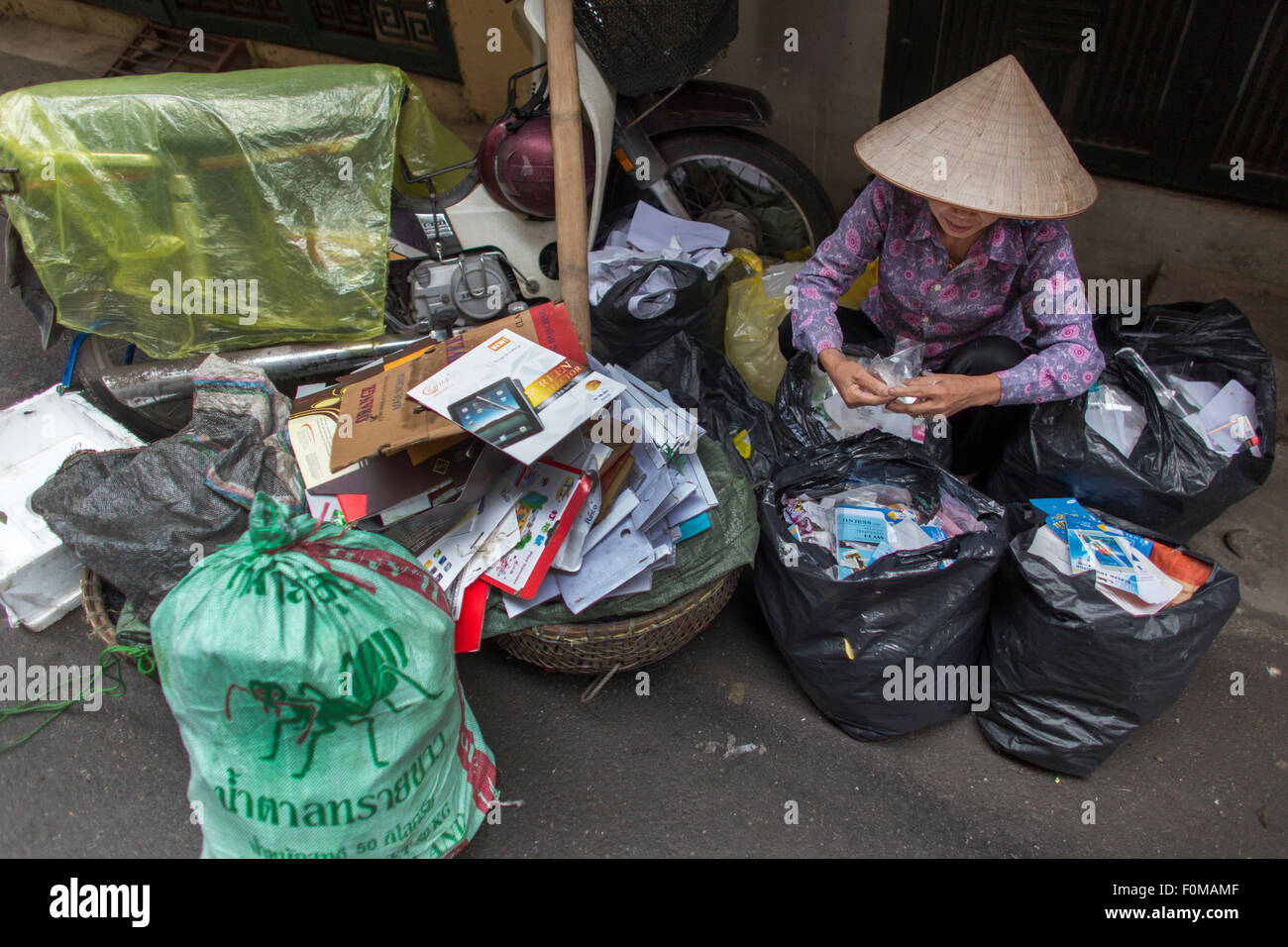 Riciclaggio dei rifiuti ad Hanoi, Vietnam Foto Stock