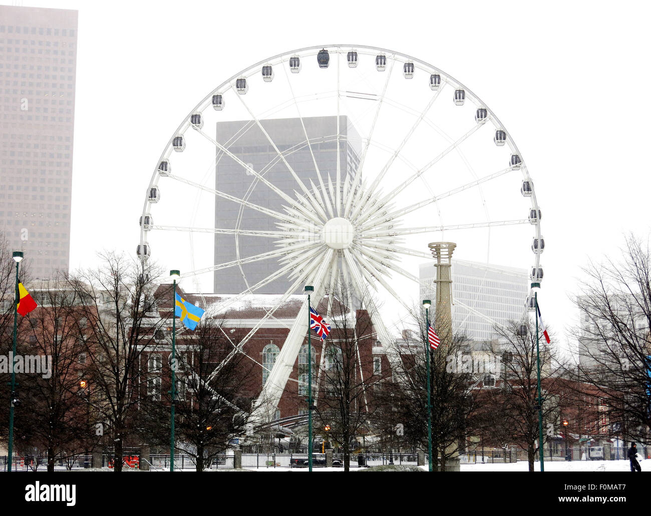 Grande ruota panoramica Ferris a Centennial Olympic Park di Atlanta in Georgia durante una tempesta di neve Foto Stock