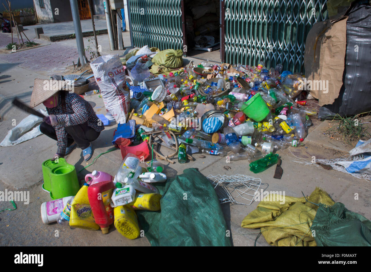 Riciclaggio dei rifiuti ad Hanoi, Vietnam Foto Stock