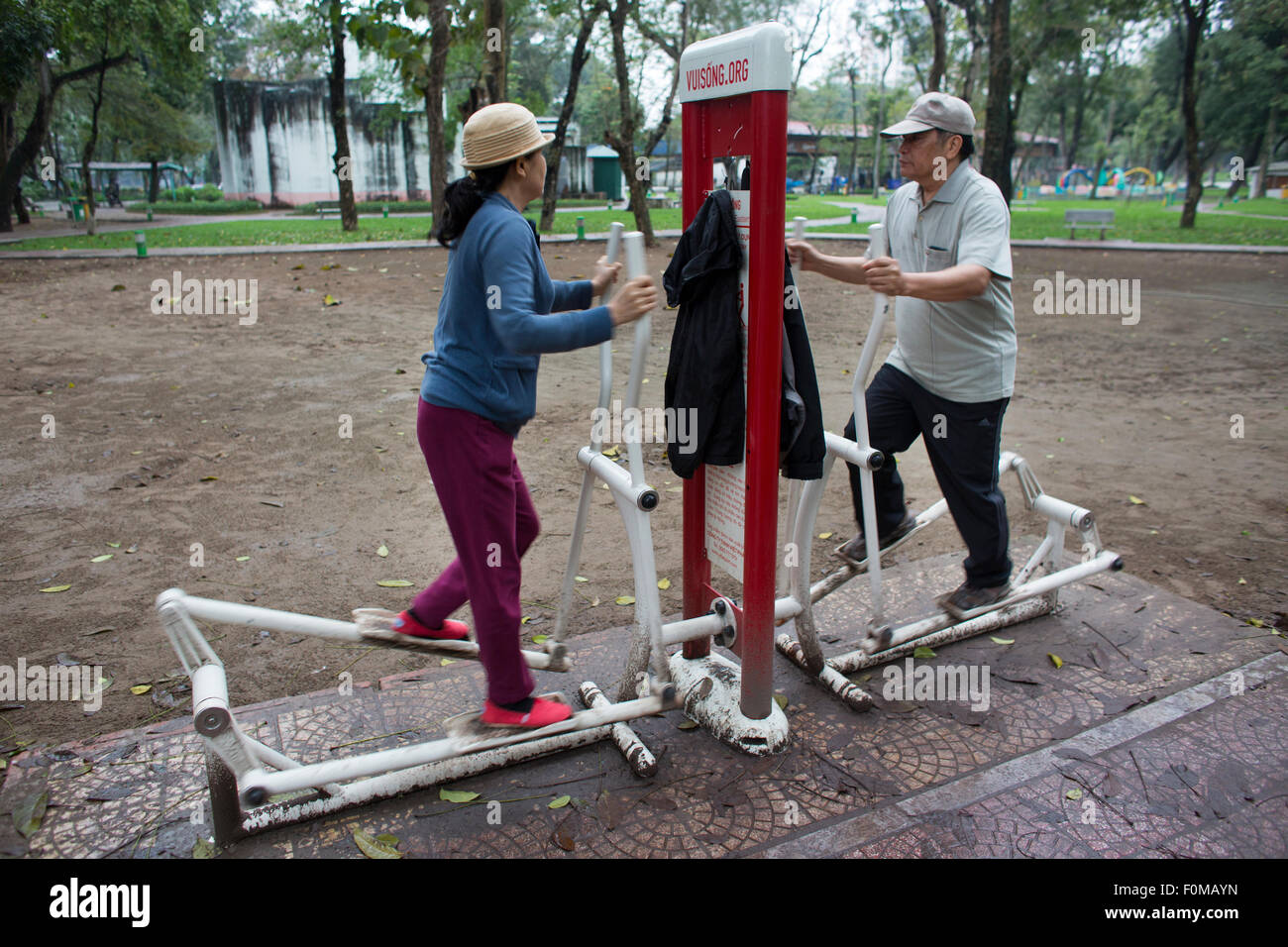 Gli anziani che esercitano in Hanoi Foto Stock
