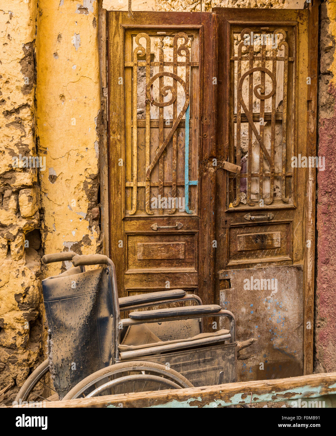 Sedia a rotelle scartati e la casa in rovina, villlage egiziano, Isola Elefantina, Aswan, Egitto Foto Stock
