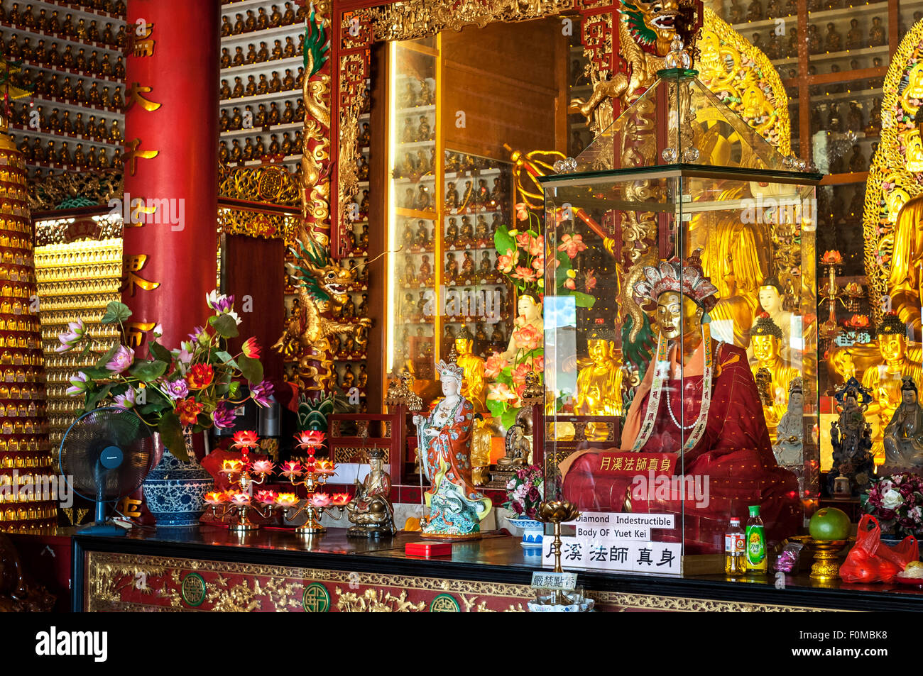 Corpo imbalsamato del reverendo yuet kai nella sala principale a hong kong il Monastero dei Diecimila Buddha Foto Stock