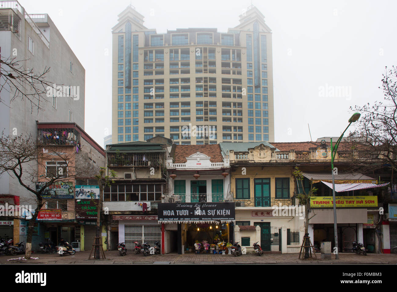 Nuovi e vecchi edifici in Hanoi, Vietnam Foto Stock