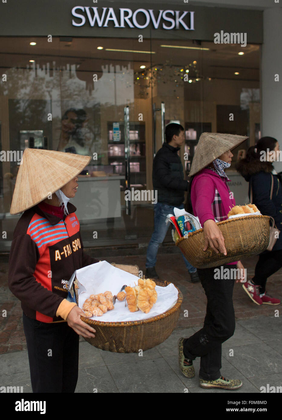Venditori ambulanti al lavoro ad Hanoi, Vietnam Foto Stock
