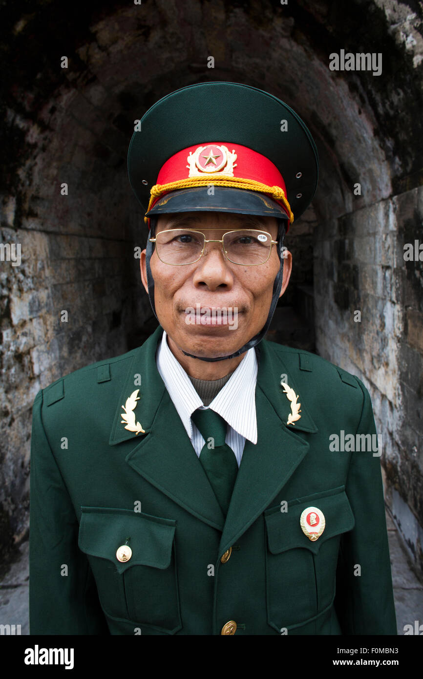 Guardia al museo della guerra in Vietnam a Hanoi Foto Stock