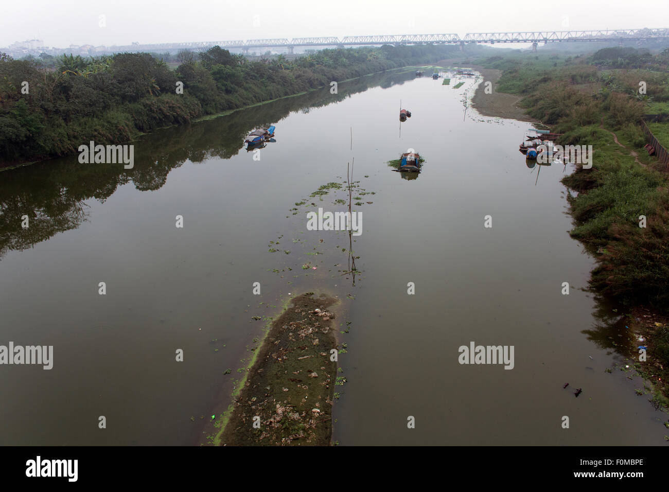 Heavy fiume inquinato appena fuori Hanoi Foto Stock