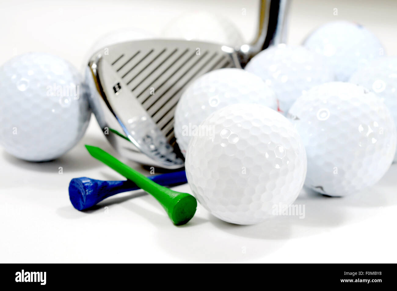 Golf club con sfera e tees isolato su bianco Foto Stock