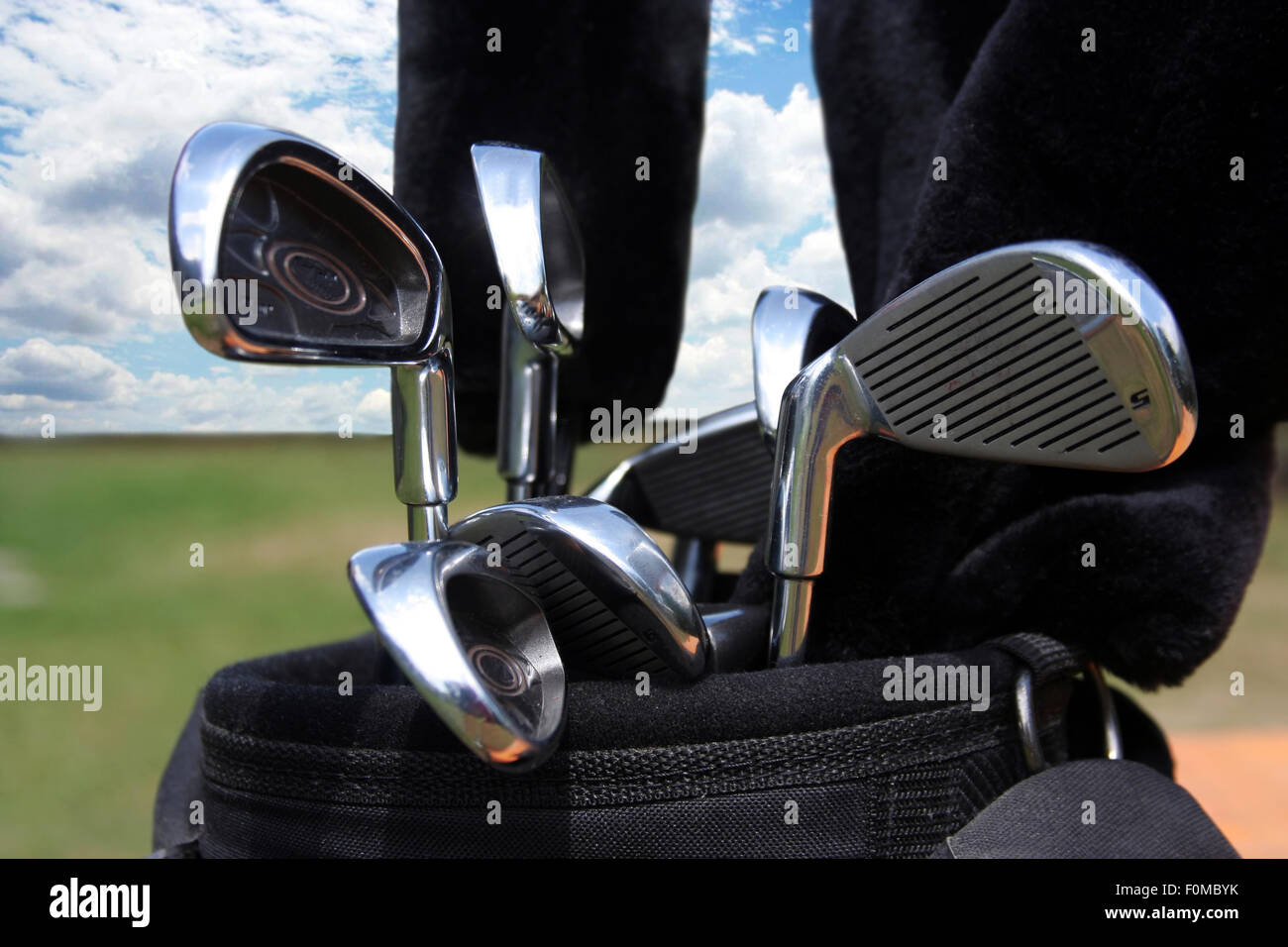 Borsa da golf con il club contro un bel cielo azzurro Foto Stock