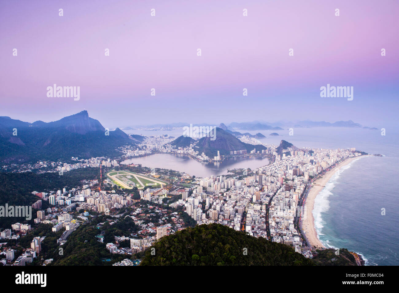 La spiaggia di Ipanema a Rio de Janeiro, Brasile, dalla cima del Morro dos Dois Irmaos Foto Stock