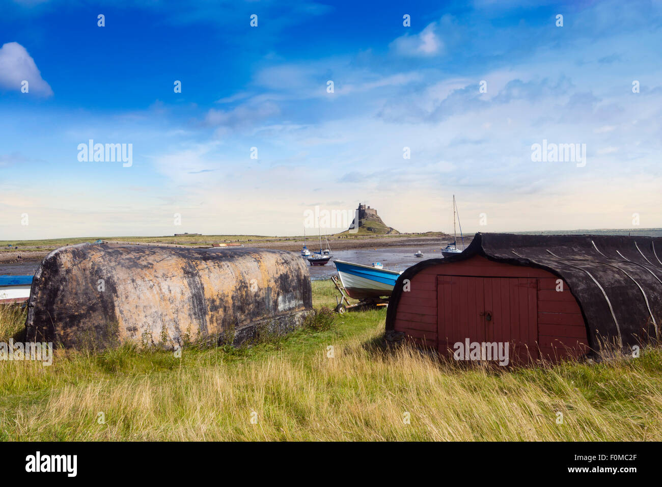 Barche capovolta utilizzati come ripari di pesca - sull Isola Santa Lindisfarne, Northumberland, England, Regno Unito Foto Stock