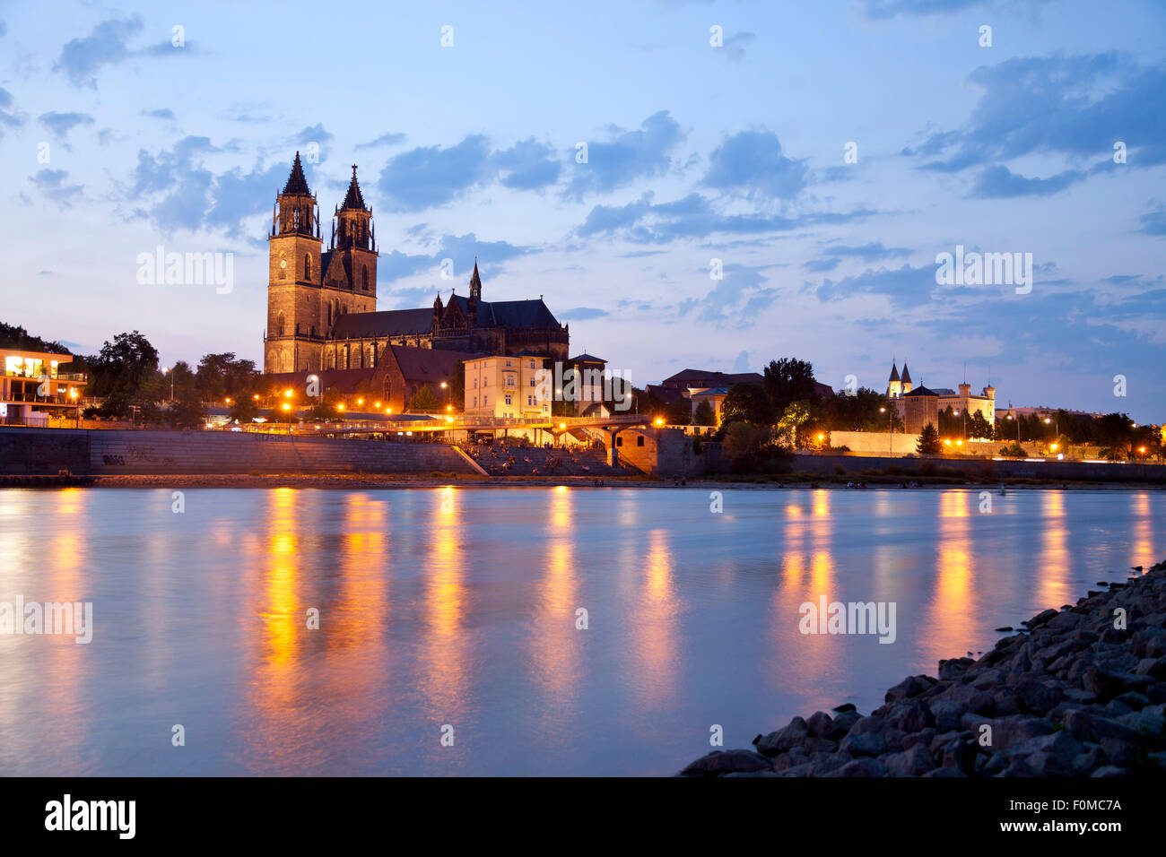 Fiume Elba e la Cattedrale di Magdeburg di notte, di Magdeburgo, Sassonia- Anhalt, Germania Foto Stock