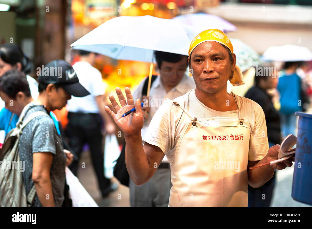 Pescivendolo a Bowrington Road Market, Hong Kong Foto Stock