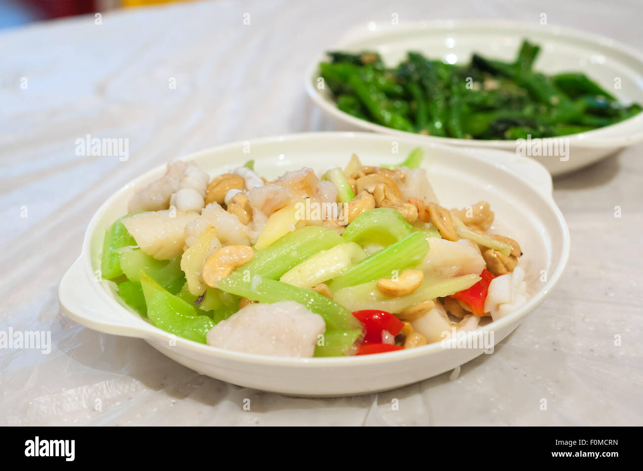 Stir-Gamberi fritti con sedano e noci di acagiù servito a hong kong il cibo cotto center Foto Stock