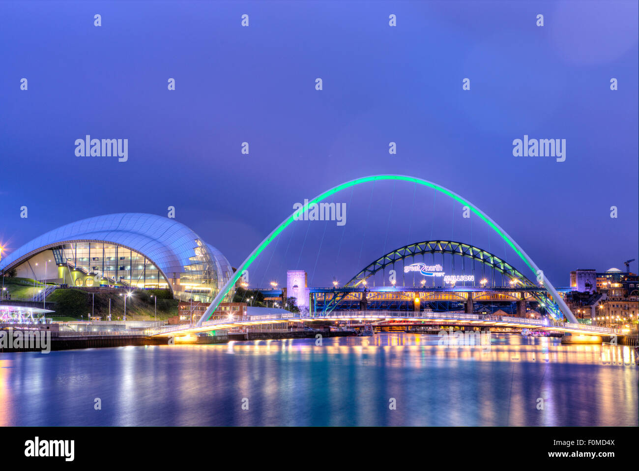 Fiume Tyne, Gateshead/Newcastle, Inghilterra, mostrando il Millennium Bridge, il Tyne Bridge e il Sage Gateshead Arts Centre Foto Stock