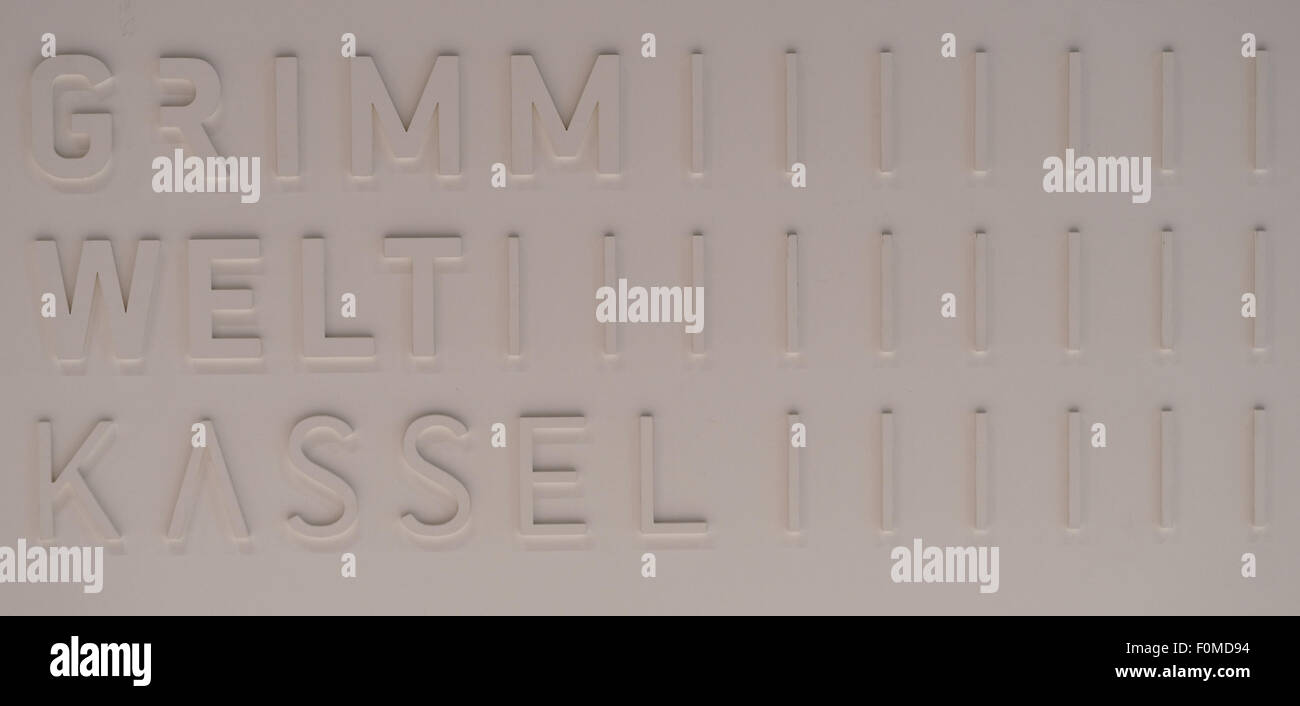 Il lettering "Grimmwelt Kassel' illustrato nel corso di una fase di pre-apertura tour di Grimmwelt (Grimm mondo) a Kassel in Germania, 18 agosto 2015. Il nuovo centro espositivo sul folklore tedesco i collezionisti e gli autori Jacob e Wilhelm Grimm è programmato per aprire il 04 settembre 2015. Foto: SWEN PFOERTNER/dpa Foto Stock