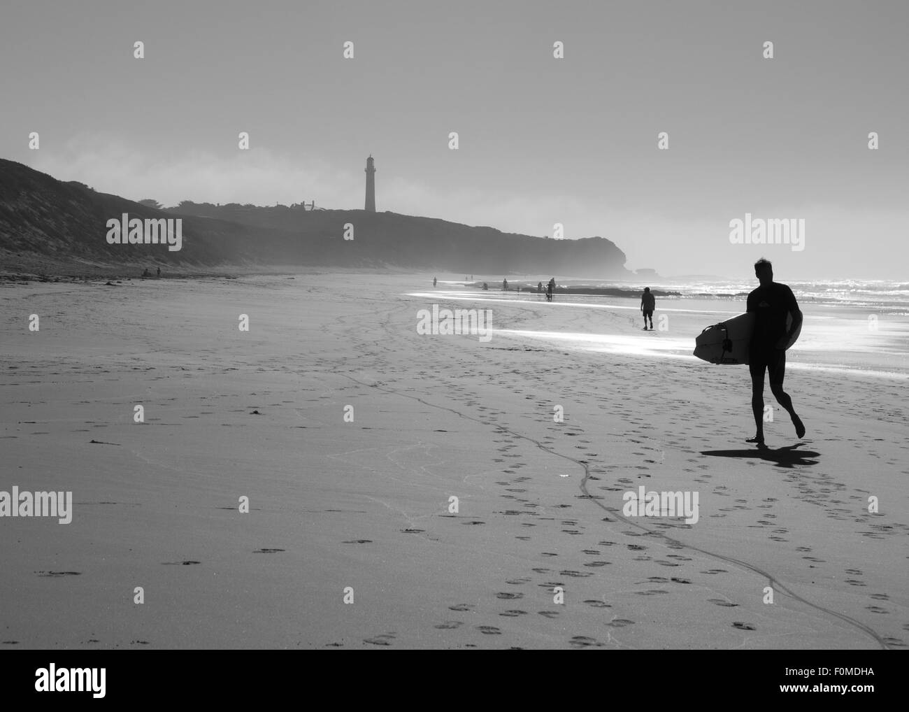 Silhouette di surfista maschio sulla spiaggia Foto Stock