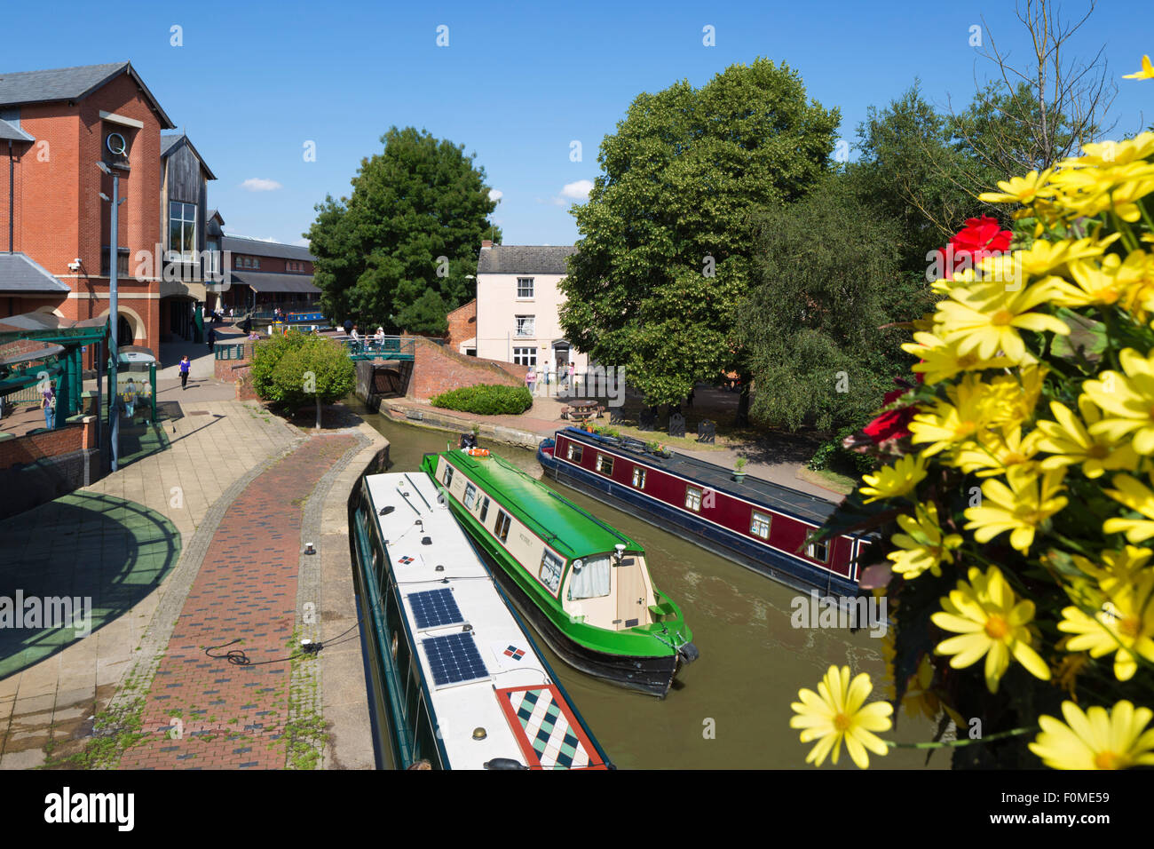 Castle Quay Shopping Centre e The Oxford Canal, Banbury, Oxfordshire, England, Regno Unito, Europa Foto Stock