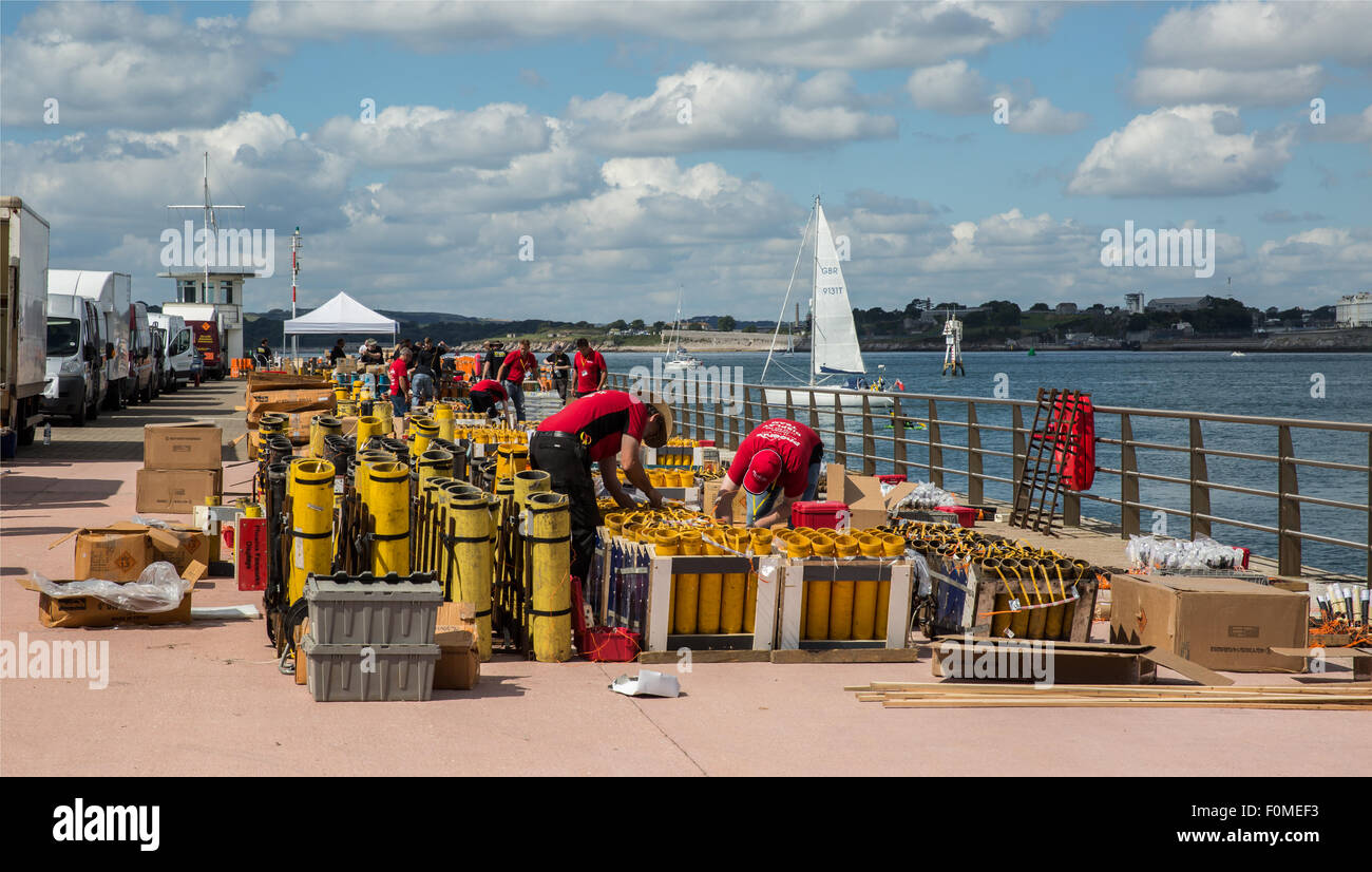 Plymouth, UK. 18 Agosto, 2015. Tre concorrenti, Phoenix fuochi d'artificio, Spyrotechnics ed Essex pirotecnica impostato su Pronto per il British fuochi d' artificio campionati a Plymouth Regno Unito il 18 agosto 2105. Esplosivi totale tra tutti e tre i concorrenti è di 1,6 t. Credito: Anna Stevenson/Alamy Live News Foto Stock