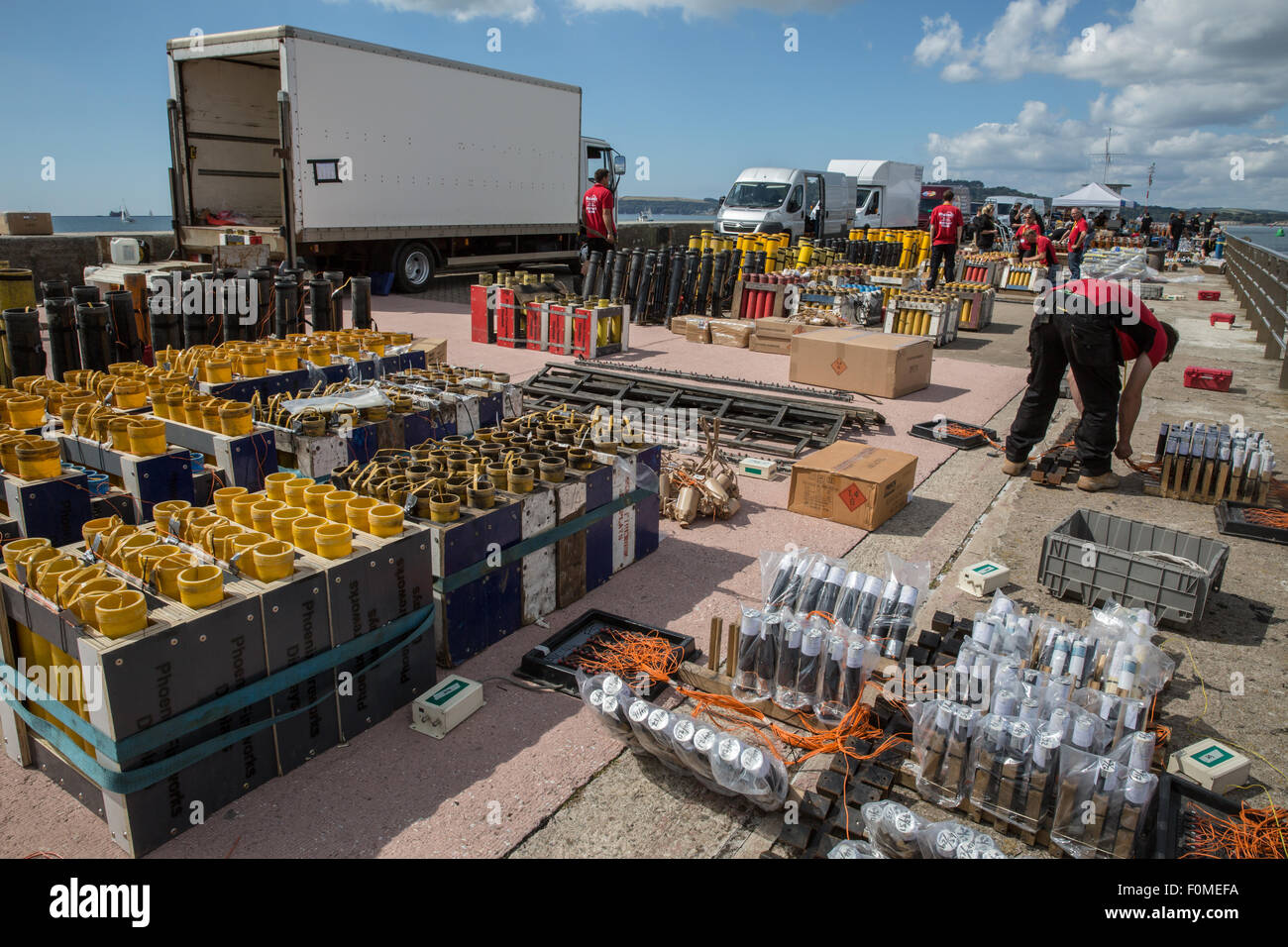 Plymouth, UK. 18 Agosto, 2015. Tre concorrenti, Phoenix fuochi d'artificio, Spyrotechnics ed Essex pirotecnica impostato su Pronto per il British fuochi d' artificio campionati a Plymouth Regno Unito il 18 agosto 2105. Esplosivi totale tra tutti e tre i concorrenti è di 1,6 tonnellate Credito: Anna Stevenson/Alamy Live News Foto Stock