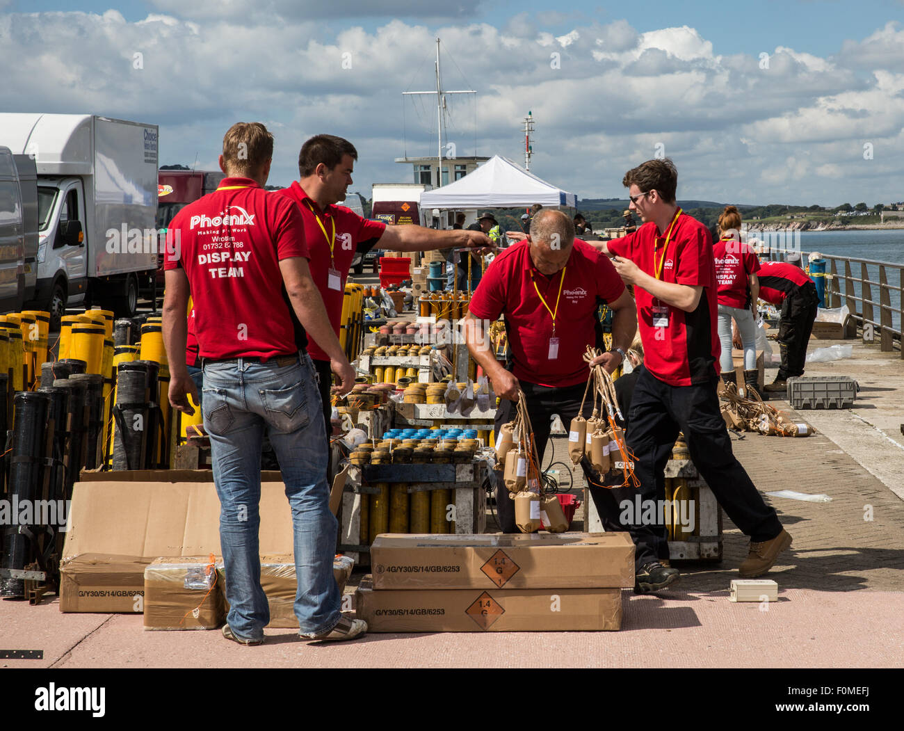 Plymouth, UK. 18 Agosto, 2015. Phoenix fuochi d'artificio a prepararsi per il British fuochi d' artificio Championships 2015 a Plymouth Regno Unito. La loro visualizzazione è design by Mark Friel e utilizza 540kg di esplosivi con oltre 400 Malte tra 3 e 6 Credito inchches: Anna Stevenson/Alamy Live News Foto Stock