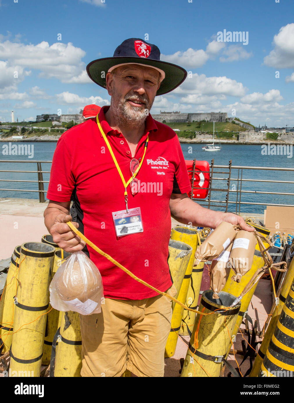 Plymouth, UK. 18 Agosto, 2015. Martin Bara da Phoenix fuochi d'artificio mostra alcune delle potenti fuochi d'artificio che utilizzano nel loro display per il mese di agosto British fuochi d' artificio campionati, in Plymouth UK Credit: Anna Stevenson/Alamy Live News Foto Stock
