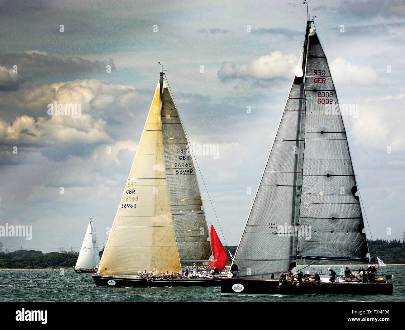 Nella foto all'inizio della gara di Fastnet 2015 a Cowes è la Germania Leu1 e British Noonmark VI1 Foto Stock