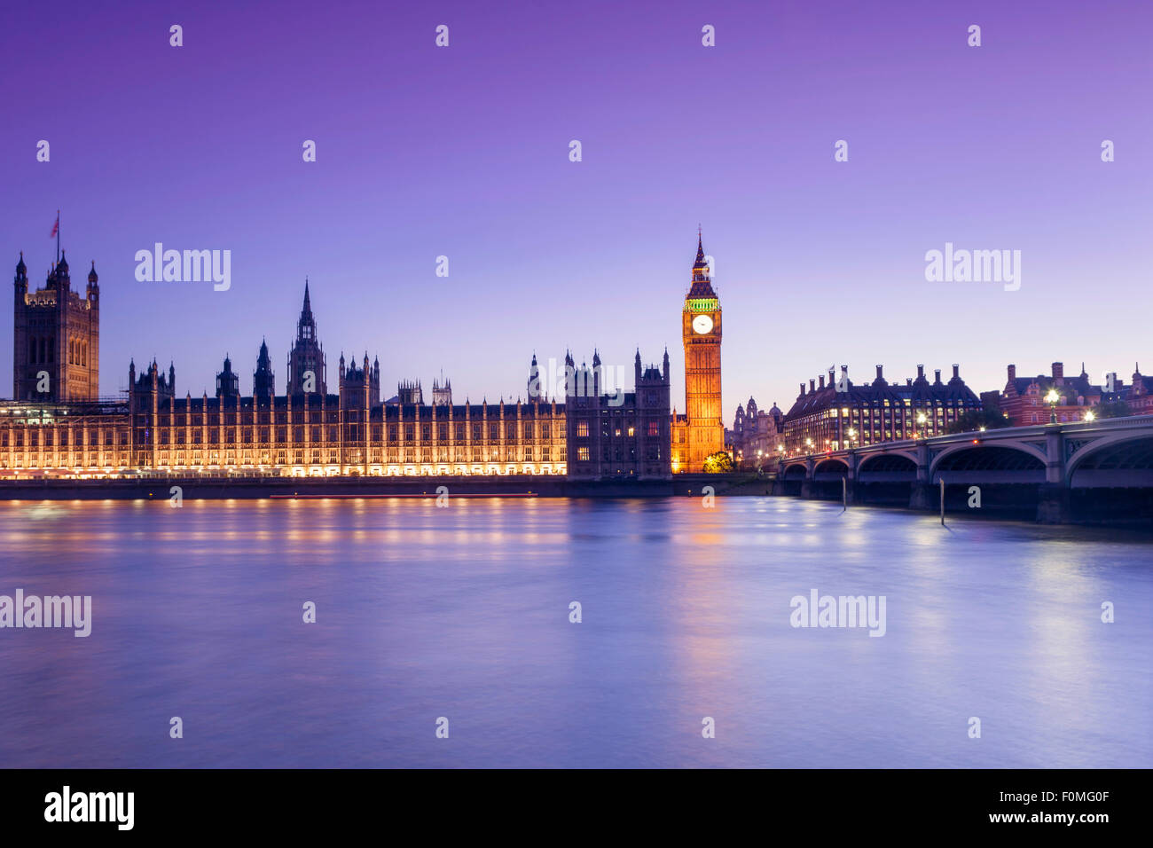 London, Casa del Parlamento (Palazzo di Westminster), il Tamigi e il Westminster Bridge Foto Stock