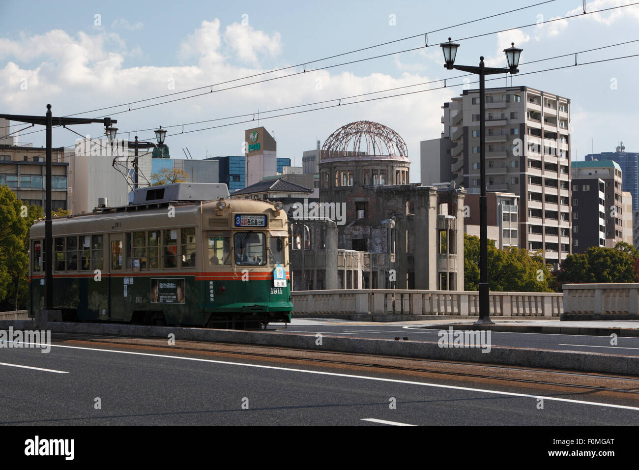 La cupola della bomba atomica e il tram, Hiroshima, Western Honshu, Giappone, Asia Foto Stock