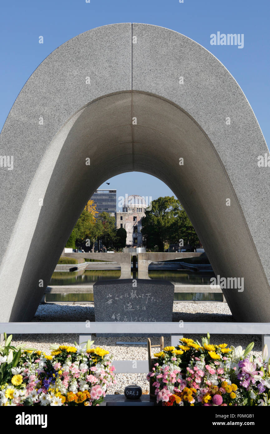 Il cenotafio per la bomba a vittime di Hiroshima Parco del Memoriale della Pace di Hiroshima, Western Honshu, Giappone, Asia Foto Stock